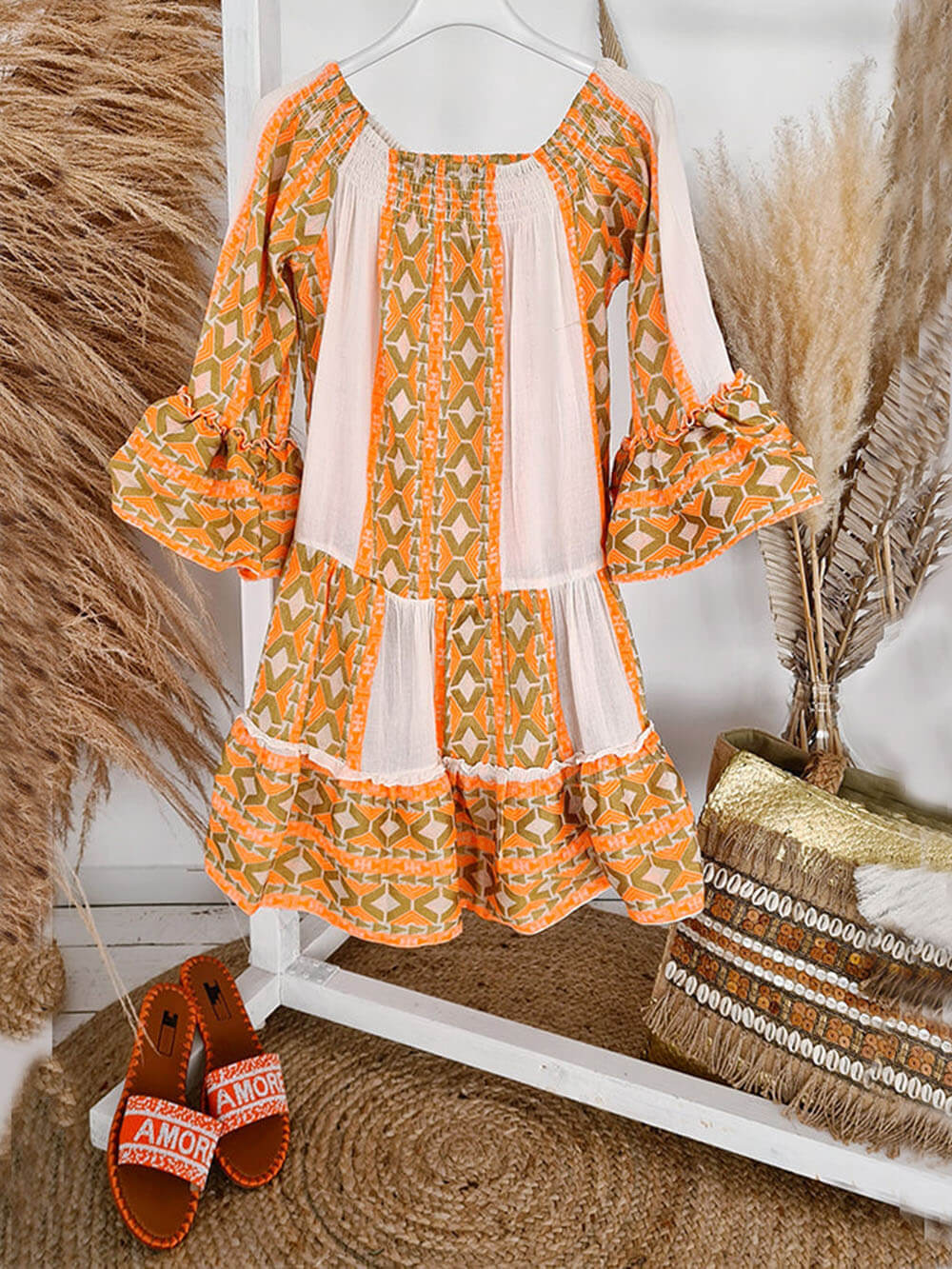 Minivestido suelto con estampado étnico, mezcla de lino y hombros descubiertos