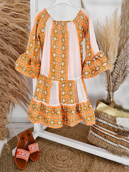 Minivestido suelto con estampado étnico, mezcla de lino y hombros descubiertos
