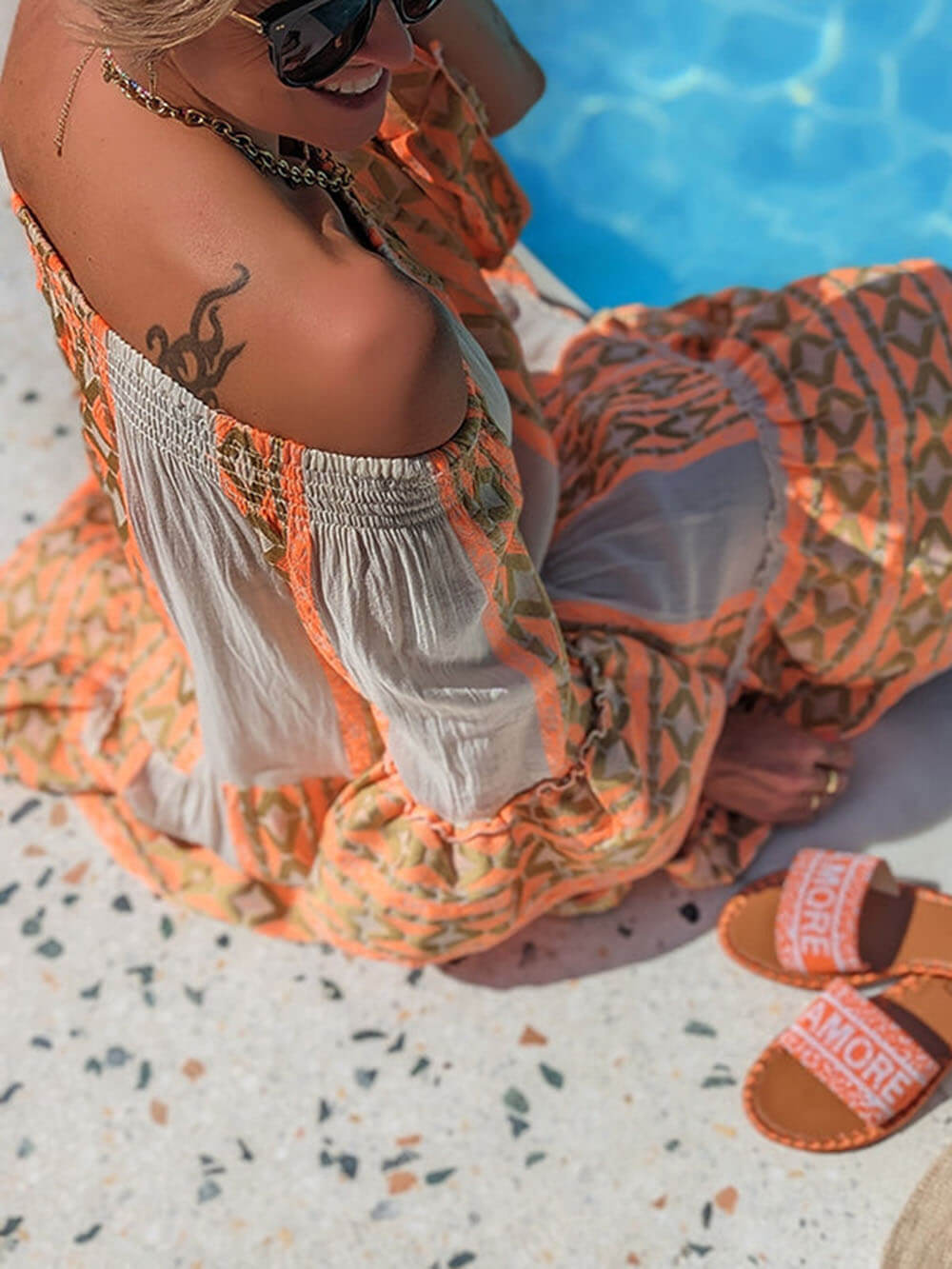 Minivestido suelto con estampado étnico, mezcla de lino y hombros descubiertos