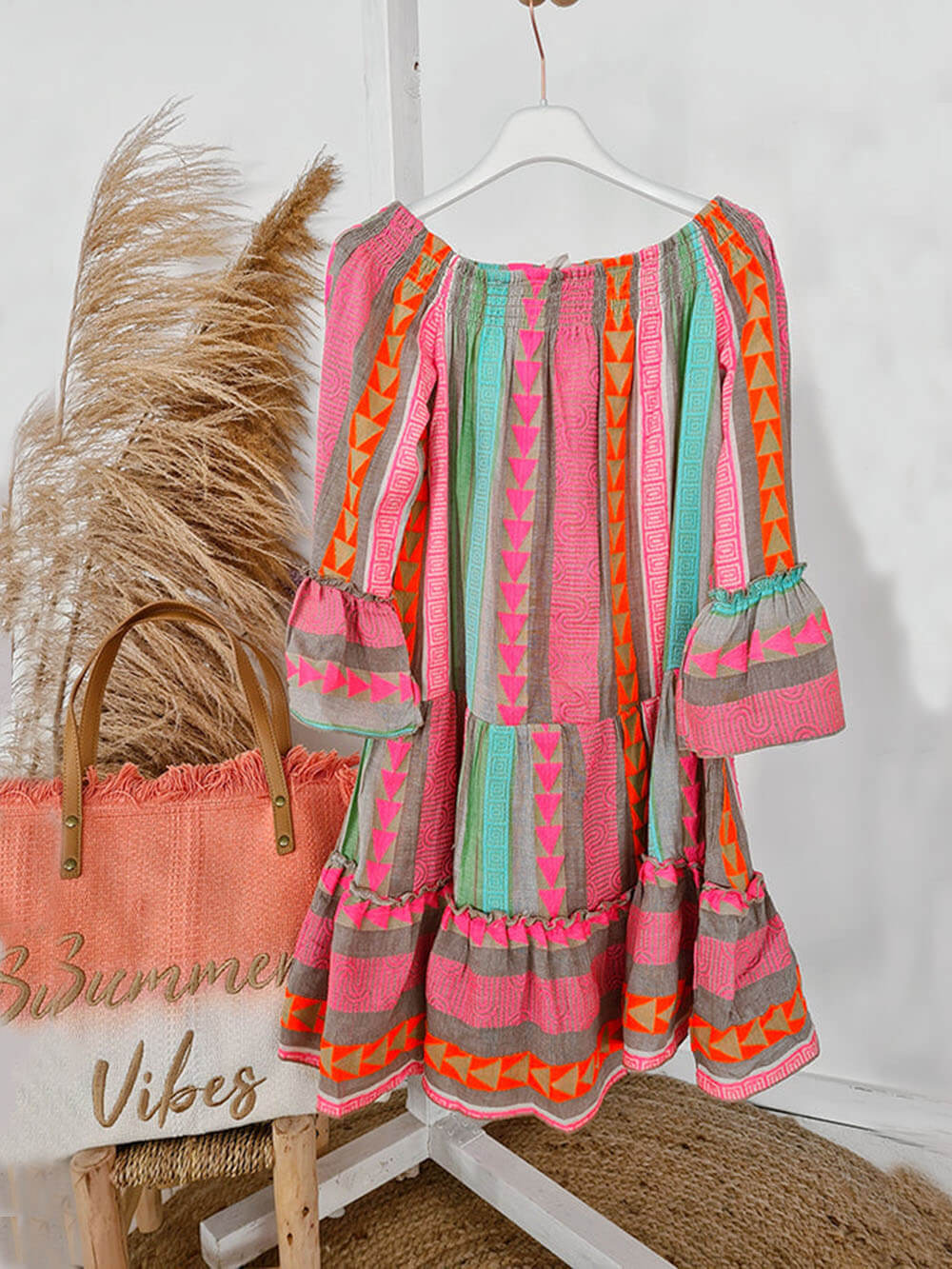 Minivestido suelto con estampado étnico, mezcla de lino y hombros descubiertos