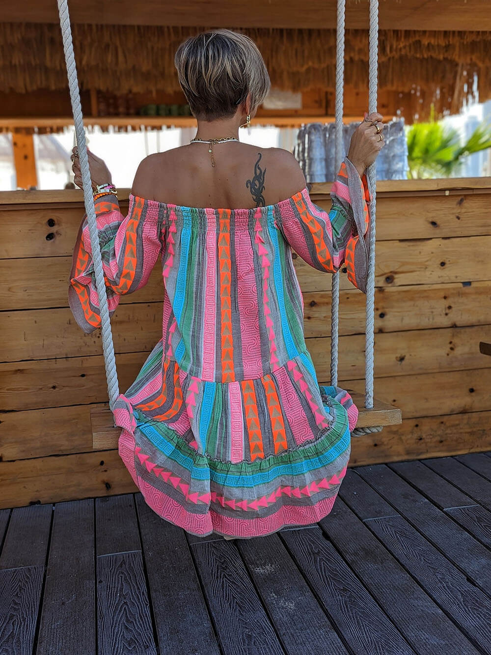 Minivestido suelto con estampado étnico, mezcla de lino y hombros descubiertos