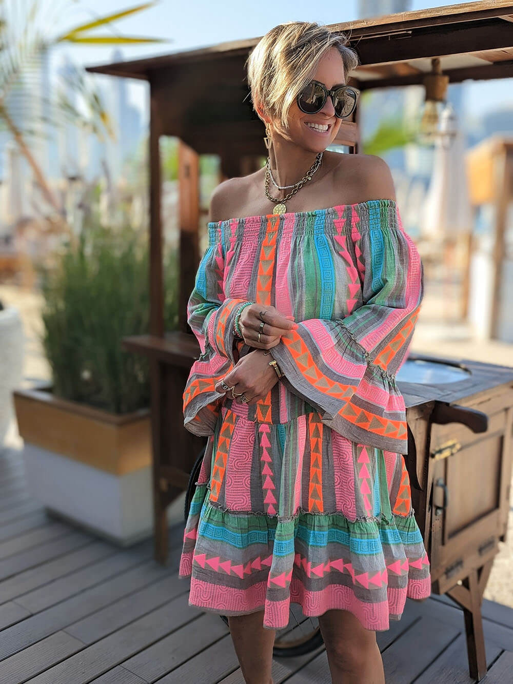 Minivestido suelto con estampado étnico, mezcla de lino y hombros descubiertos