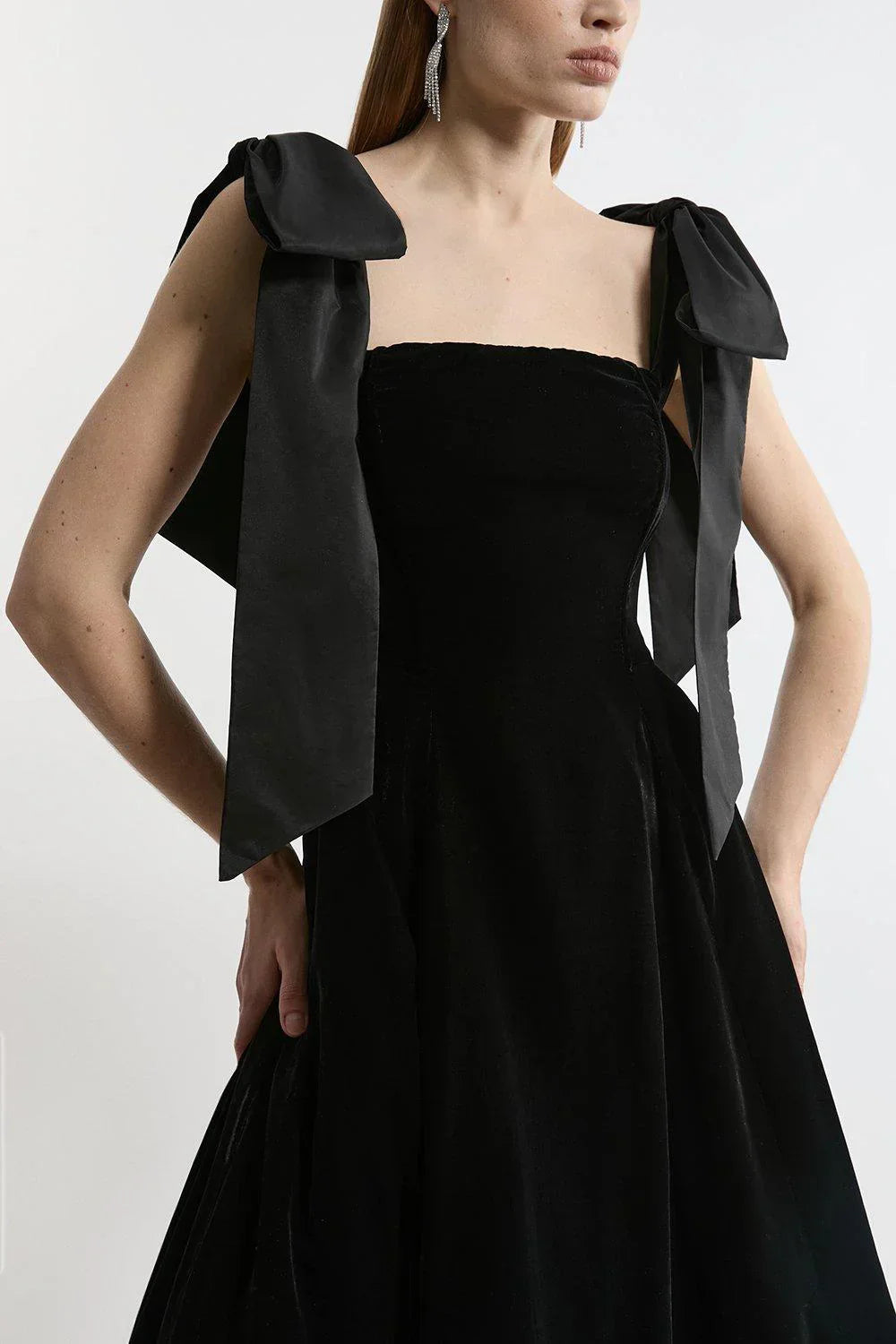 Vestido Midi sin Tirantes con Lazo de Terciopelo